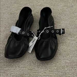 Old Navy Black Women's Flats with Strap